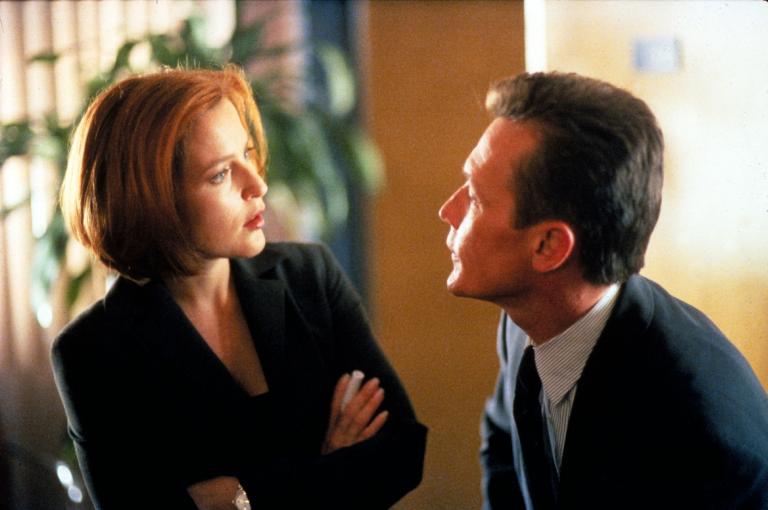 Scully (Gillian Anderson, l.) und Doggett (Robert Patrick, r.) untersuchen den Fall eines Jungen, der vor zehn Jahren entführt wurde und jetzt wieder aufgetaucht ist, ohne auch nur einen Tag gealtert zu sein. Foto: 20th Century Fox