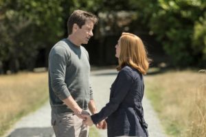 Ein junges Ermittlerpaar, das an an Mulder (David Duchovny, l.) und Scully (Gillian Anderson, r.) herantritt, erinnert die langjährigen Agenten an ihre eigenen Anfänge ... Copyright: 2016 Fox