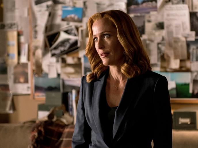 Eine Krankheitswelle lässt die Menschheit mit dem Tod kämpfen, nur Scully (Gillian Anderson) scheint auf Grund ihrer besonderen Alien-DNA immun zu sein und bald kämpft auch Mulder mit dem Tod ... © 2016 Fox