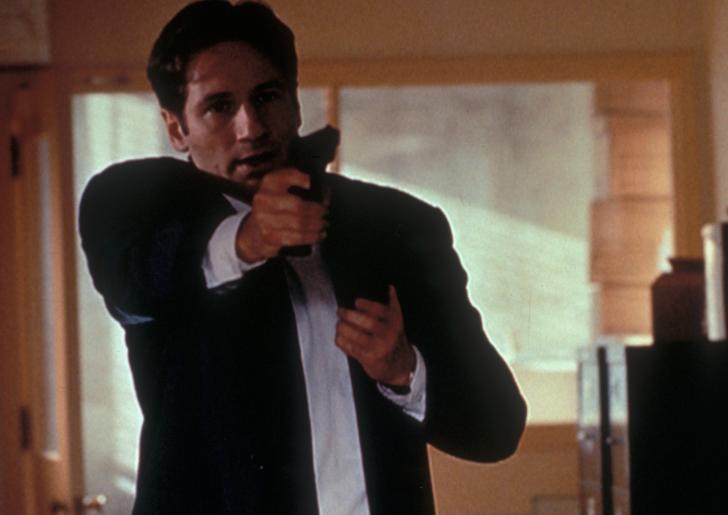 Fox Mulder (David Duchovny) zielt auf einen Schwerverbrecher, der jedoch unter merkwürdigen Umständen entflieht. © Twentieth Century Fox Film Corporation. All Rights Reserved