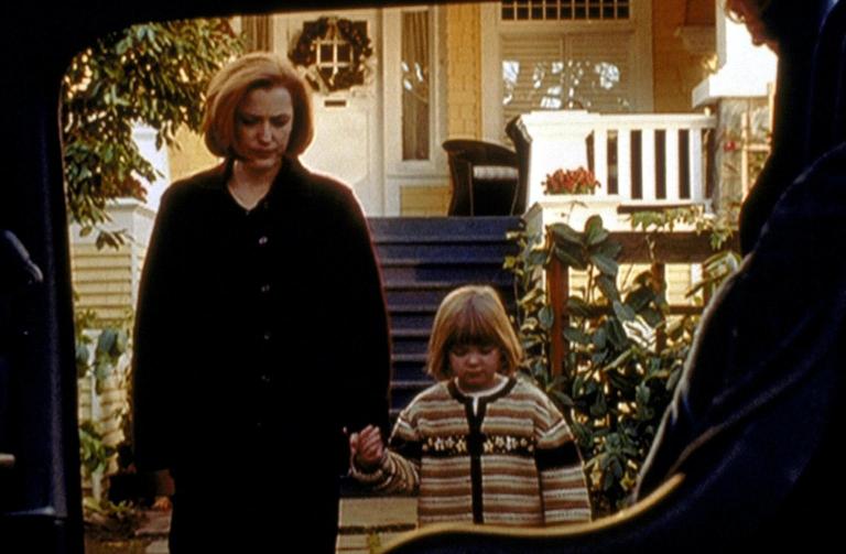 Dana Scully (Gillian Anderson, l.) begleitet die kleine Emily (Mecca Menard, r.), die in ein Kinderheim gebracht werden soll. © Twentieth Century Fox Film Corporation. All Rights Reserved.