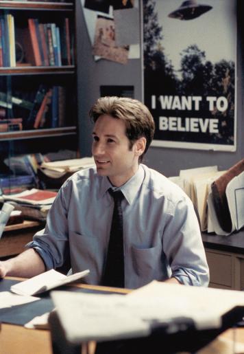 FBI-Agent Mulder (David Duchovny, Foto) lernt Cassandra Spender, die Mutter eines jungen FBI-Agenten kennen, die behauptet, bereits mehrmals von Außerirdischen entführt worden zu sein. Zuerst will er ihr nicht glauben, doch dann wird Scully Teil des Ganzen ... © 1997 Twentieth Century Fox Film Corporation