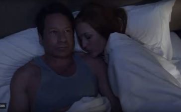 Die Szene wird nur ein Bruchteil einer Sekunde gezeigt: Scully und Mulder liegen in einem Bett. Foto: © Twentieth Century Fox Film Corporation