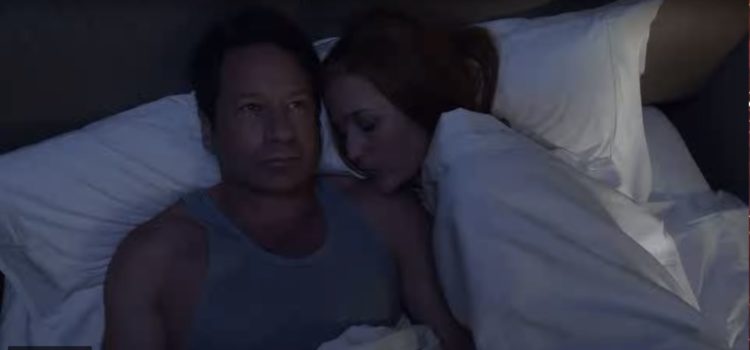 Die Szene wird nur ein Bruchteil einer Sekunde gezeigt: Scully und Mulder liegen in einem Bett. Foto: © Twentieth Century Fox Film Corporation
