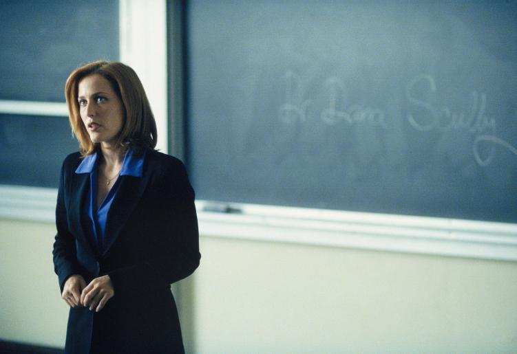 Während Doggett seine eigenen Schlüsse aus den seltsamen Morden zieht, wird Agent Scully (Gillian Anderson) an die FBI-Akademie versetzt ... © 2001 Twentieth Century Fox Film Corporation