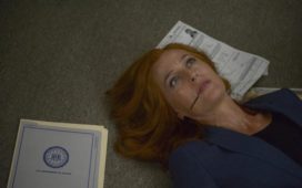 Mulder findet Scully (Gillian Anderson) bewusstlos in ihrem Büro. Was ist nur mit ihr geschehen? © 2017 Fox and its related entities. All rights reserved. / Sergei Bashlakov