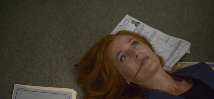 Mulder findet Scully (Gillian Anderson) bewusstlos in ihrem Büro. Was ist nur mit ihr geschehen? © 2017 Fox and its related entities. All rights reserved. / Sergei Bashlakov