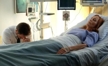 Als auch die Ärzte keine Ahnung haben, was mit Scully (Gillian Anderson, r.) los ihr, vermutet Mulder (David Duchovny, l.) Schlimmes. Doch dann kommt es zu einer erstaunlichen Entwicklung ... © 2017 Fox and its related entities. All rights reserved. / Robert Falconer