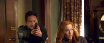 Nachdem drei Unbekannte ihre Wohnung gestürmt und auf sie geschossen haben, taucht auch noch eine ganze Gruppe von unbekannten Soldaten bei Mulder (David Duchovny, l.) und Scully (Gillian Anderson, r.) auf ... © 2017 Fox and its related entities. All rights reserved. / Shane Harvey