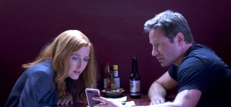 Als Scully (Gillian Anderson, l.) und Mulder (David Duchovny, r.) eine unerwartete Nachricht erhalten, ahnen sie nicht, in was sie dort hineingezogen werden ... © 2017 Fox and its related entities. All rights reserved.