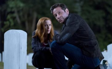 Ein alter Freund wendet sich mit einem schockierenden Geheimnis an Scully (Gillian Anderson, l.) und Mulder (David Duchovny, r.) ... © 2017 Fox and its related entities. All rights reserved. / Robert Falconer