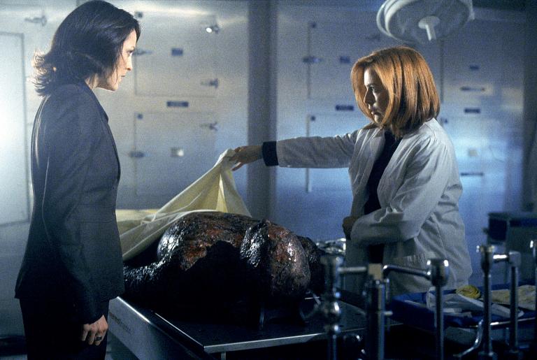 Reyes (Annabeth Gish, l.) und Scully (Gillian Anderson, r.) untersuchen eine Leiche, die angeblich Knowle Rohrer sein soll. © 2002 Twentieth Century Fox Film Corporation. All rights reserved.