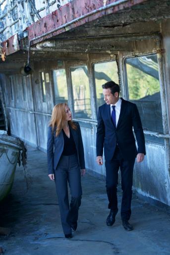 Nachdem sich zwei Teenager mitten in der Nacht auf einem alten Schiffswrack fast gegenseitig umgebracht haben, beginnen Scully (Gillian Anderson, l.) und Mulder (David Duchovny, r.) mit den Ermittlungen und erhalten schon bald den Hinweis auf einen Ghouli ... © 2018 Fox and its related entities. All rights reserved. / Shane Harvey