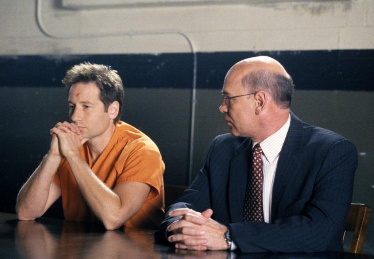 Nach einem Handel zwischen hohen Generälen und Director Kersh wird der Prozess gegen Mulder (David Duchovny, l.) von FBI-Agenten geführt: Skinner (Mitch Pileggi, r.) wird Mulders Verteidiger. © 2002 Twentieth Century Fox Film Corporation. All rights reserved.