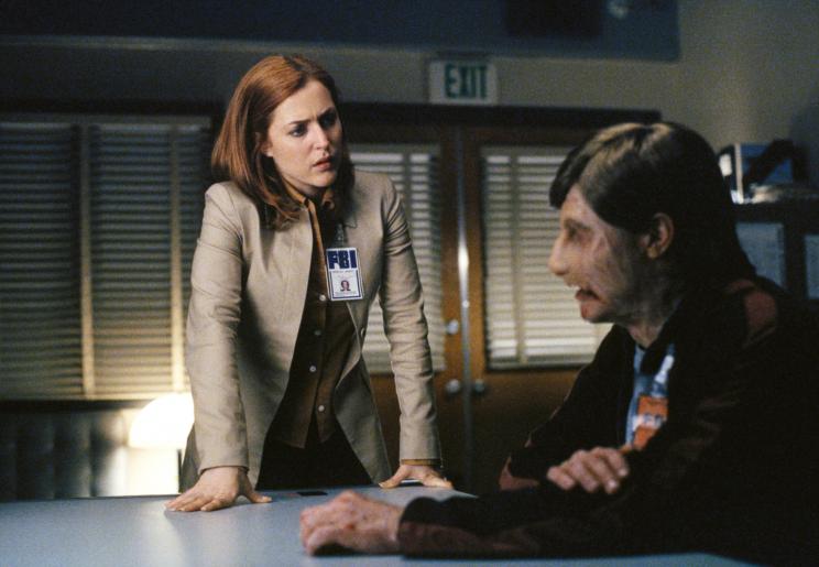 Ein durch Brandwunden entstellter Mann ist in das Büro von Doggett eingedrungen. Nach seiner Festnahme nimmt ihn Scully (Gillian Anderson, l.) ins Verhör. © 2002 Twentieth Century Fox Film Corporation. All rights reserved.