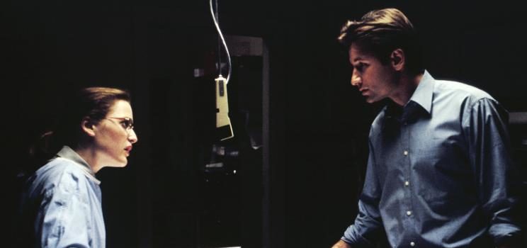 Die studierte Medizinerin Scully (Gillian Anderson, l.) glaubt nur an wissenschaftliche Beweise. Mulder (David Duchovny, r.) aber ist der festen Überzeugung, dass die vier vor ihrem Tod von Außerirdischen entführt wurden. © 1993 Twentieth Century Fox Film Corporation. All rights reserved.
