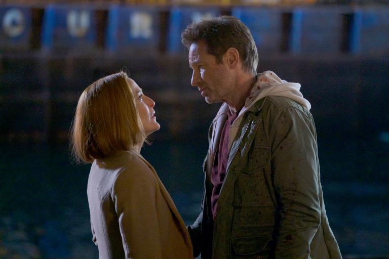 Machen sich auf die Suche nach ihrem, sich auf der Flucht befindenden, Sohn: Scully (Gillian Anderson, l.) und Mulder (David Duchovny, r.) ... © 2018 Fox and its related entities. All rights reserved. / Shane Harvey