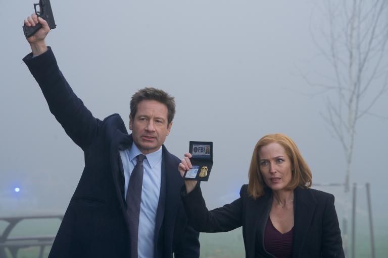 Mulder (David Duchovny, l.) und Scully (Gillian Anderson, r.) müssen im Todesfall eines kleinen Jungen ermitteln, denn im Gegensatz zu der örtlichen Polizei wittern die beiden Agenten einen Mord ... © 2018 Fox and its related entities. All rights reserved. / Shane Harvey