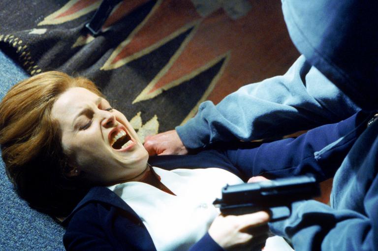 In der Folge "Milagro" gerät Agent Scully (Gillian Anderson) selbst in Gefahr. Foto: © 1998-1999 Twentieth Century Fox Film Corporation.