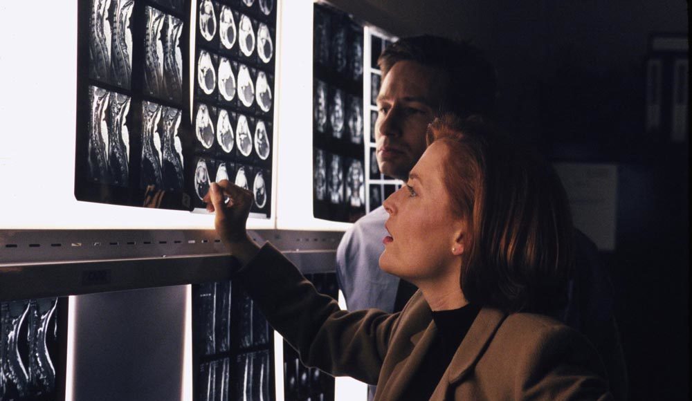Scully (Gillian Anderson) und Mulder (David Duchovny) ermitteln in einem mysteriösen Mordfall. © 2001 Fox Broadcasting Company