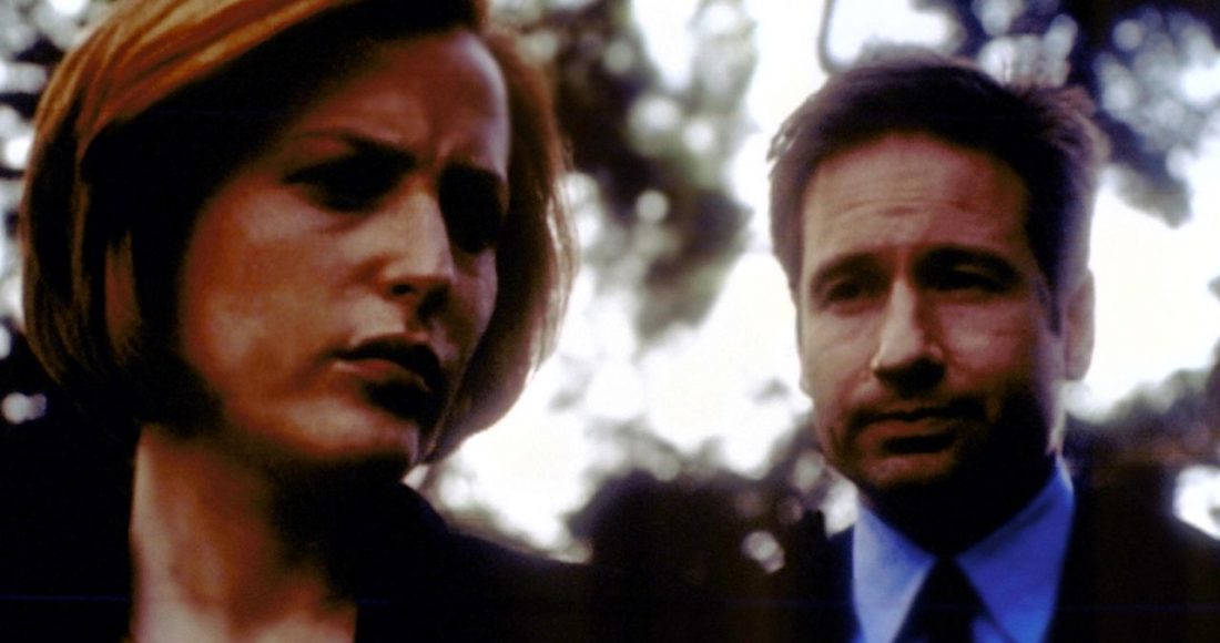 Scully (Gillian Anderson, l.) und Mulder (David Duchovny, r.) suchen nach einem Gefängnisgeistlichen, der einem Mörder zur Flucht verholfen hat. © 2001 Fox Broadcasting Company