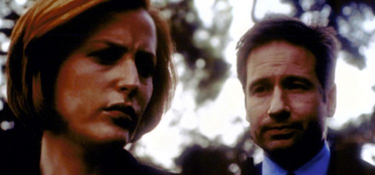Scully (Gillian Anderson, l.) und Mulder (David Duchovny, r.) suchen nach einem Gefängnisgeistlichen, der einem Mörder zur Flucht verholfen hat. © 2001 Fox Broadcasting Company