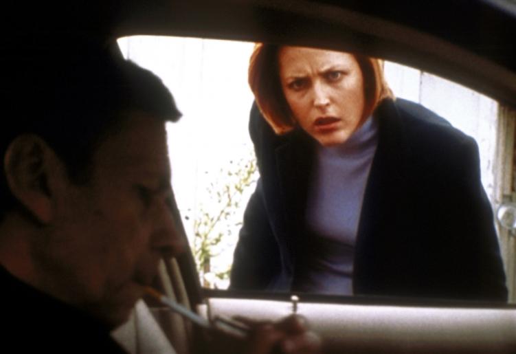 Noch ahnt Scully (Gillian Anderson) nicht, dass sie einen verhängnisvollen Fehler begeht, als sie dem Raucher vertraut ... © TM + 2000 Twentieth Century Fox Film Corporation. All Rights Reserved.