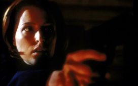 Verzweifelt versucht Scully (Gillian Anderson), sich im letzten Moment vor einem Wahnsinnigen zu retten, der über wahre Hexenkünste verfügt. © TM + 2000 Twentieth Century Fox Film Corporation. All Rights Reserved.