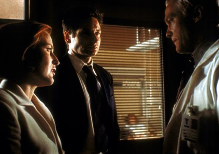 Mulder (David Duchovny, M.) und Scully (Gillian Anderson, l.) befragen Dr. Robert Wieder (James Morrison, r.) zu dem mysteriösen Tod seines Schwiegervaters. © TM + 2000 Twentieth Century Fox Film Corporation. All Rights Reserved.