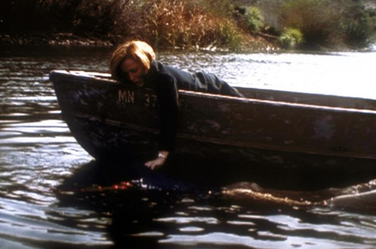 Scully (Gillian Anderson, r.) versucht, ihren Kontaktmann Cobra (Timothy Landfield, l.) aus dem Wasser zu fischen. © TM + 2000 Twentieth Century Fox Film Corporation. All Rights Reserved.
