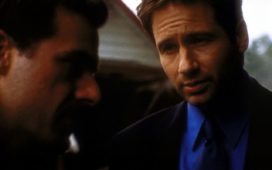 Sheriff Phil Adderly (John Mese, l.) und Mulder (David Duchovny, r.) geraten bei der Suche nach einer verschwundenen Frau immer tiefer in ein Eifersuchtsdrama. © TM + 2000 Twentieth Century Fox Film Corporation. All Rights Reserved.